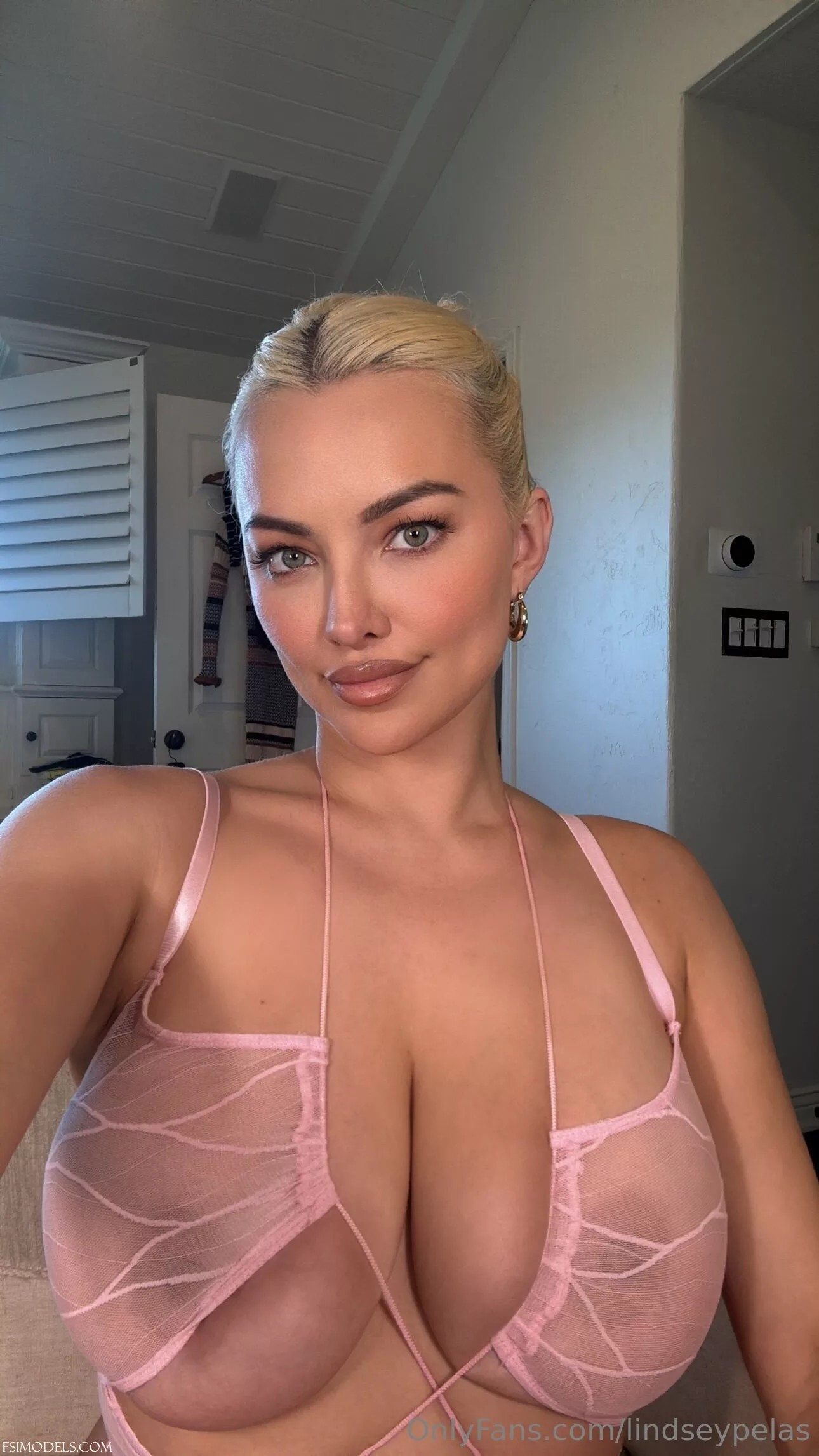 Lindsey pelas onlyfans cleavage tease photos lindsey pelas onlyfans cleavage tease photos 008 - FSI Models