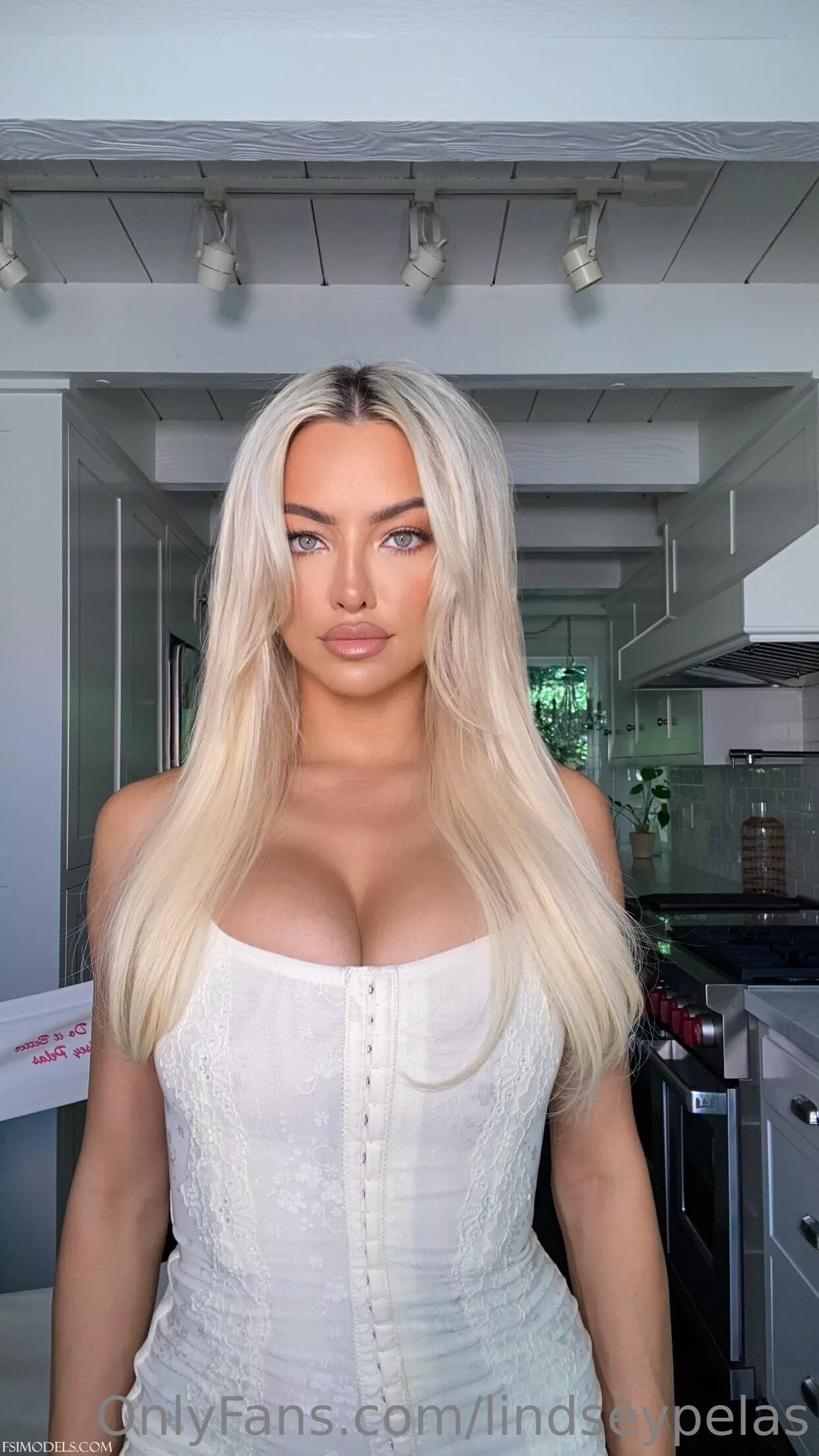Lindsey pelas onlyfans cleavage tease photos lindsey pelas onlyfans cleavage tease photos 022 - FSI Models